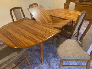Dining Room Table and charis - 6 to 8 seater extendable