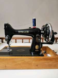 Singer 99k sewing machine with manual hand crank 