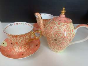 T2 Teapot with two cups and saucers