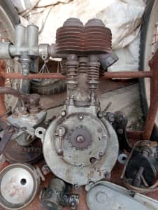 1915 Triumph H model 550cc motor with 3 speed gearbox.