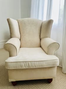 Wingback Arm Chair, damask fabric. Like new, photo showing shadows