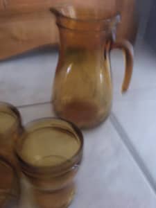 Amber glass jug and 6 glasses 