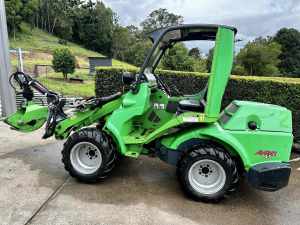 Avant 745 loader with only 790hrs