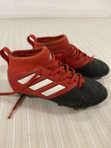 Adidas soccer boots kids US 13K / UK 12.5 / FR 31/ CHN 185