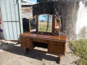 SOLID OAK ANTIQUE DRESSING TABLE 3 ADJUSTABLE MIRRORS $525 O.N.O