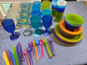 Plastic drinkware & plates