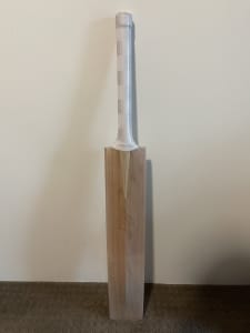Brand New English Willow Cricket Bat (comes with a sticker sheet)