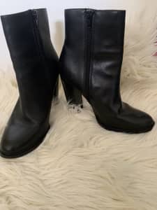 As new - Windsor Smith Ladies Boots size 7