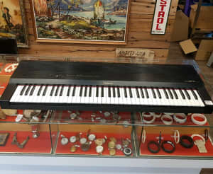 Roland KR-33 Electric Keyboard Piano