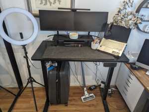 Desk set up monitors