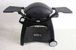 SOLD - WEBER Q 2000 MID SIZE LPG BBQ ON PATIO CART - EXC COND - GAS BO