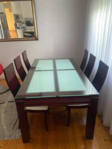 LARGE SOLID WOOD DINING TABLE WITH 6 LEATHER UPHOLSTERY CHAIRS