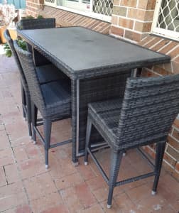 Out Door Bar Table 4 Chairs