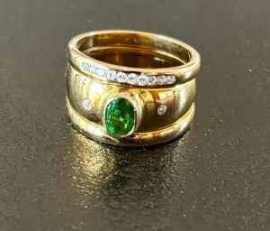 Solid 18k Gold ring with emerald centre piece and inset diamonds