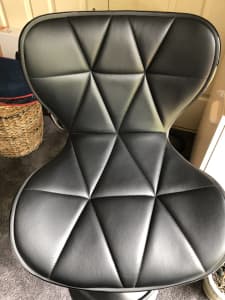 2x faux leather adjustable stools
