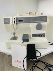 Singer 2000 sewing machine, works perfectly in tension