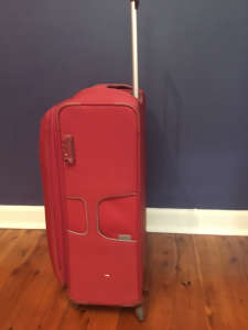 Large Samsonite suitcase .. as new.. spinner wheels