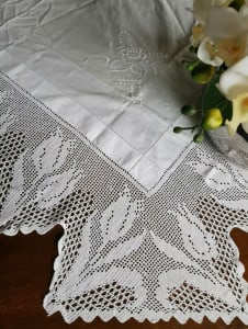 Vintage 1930s White Deep Lace Filet Crochet Mary Card Tablecloth Tulip