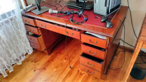 pending pickup free desk solid wood leather top many drawers 