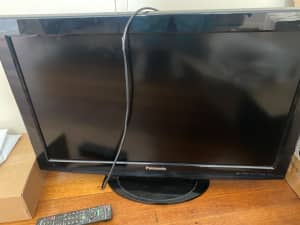 32 inch Panasonic TV with stand and remote