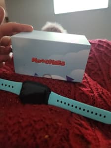 Moochies kids watch-makes calls and sends messages 
