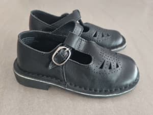Girls Black School Shoes Size 11 Brand New
Size: 11
Condition: New

Pi