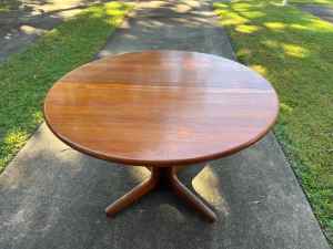 Solid round table (1200mm wide)