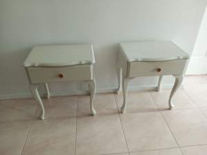 Two bedside cabinet H 58.5cm 52.5x37.4cm Good condition