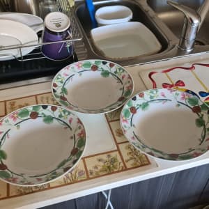 set of 3 soup/dinner bowl plates