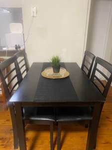 Dining Table and 4x chairs.