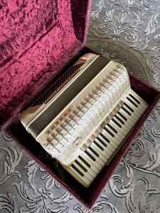 HOHNER DeLuxe 120 bass accordion