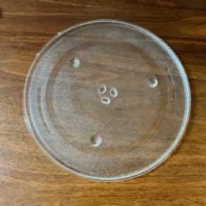 MICROWAVE TURNTABLE PLATE 38cm has a small chip