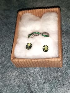 Sapphire & diamond ring, 2 Pale green sapphires