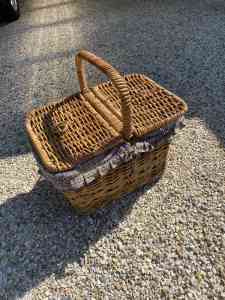 Picnic basket with accessories vgc