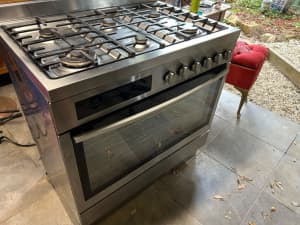 Westinghouse freestanding 90cm gas stove electric oven WFE914SA