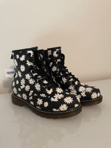 BRAND NEW GIRLS/WOMENS LACE UP DAISY BOOTS