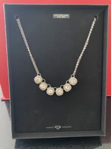 Necklace costume jewellery boxed 