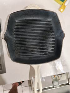 Le creuset grill pan near new condition 