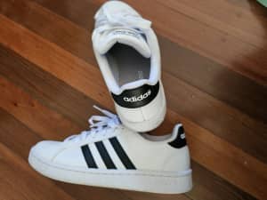 Adidas white black leather size 40 shoes like new