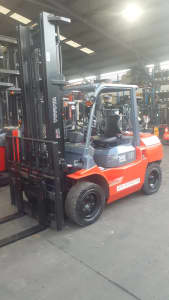 Toyota 3.5 Ton forklift 4.5m mast with hydraulic fork positioner