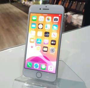 IPHONE 8 64GB SILVER COMES WITH WARRANTY