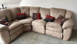 Recliner couch / lounge suite / sofa 
