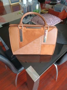 Tan Colette handbag 👜