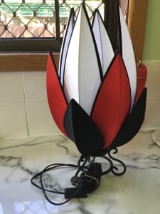Rovan Brand - Handmade Silk Artichoke Lamp On Metal Stand