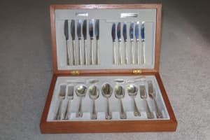 44 Piece Oneida Silver Plated Cutlery Set