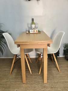 Extendable table & chairs