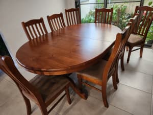 Extendable dining table and 8 chairs