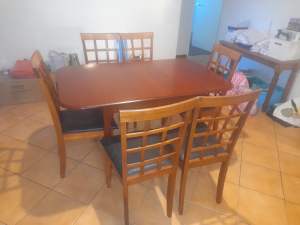 SOLD PENDING P/UP Small 6 seater extendable dining table & chairs $40