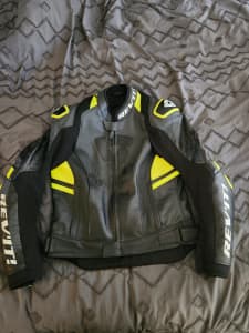 Revit quantum 2 leather motorcycle jacket
Size 48eu