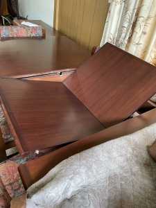 Extending Dining Table in great condition